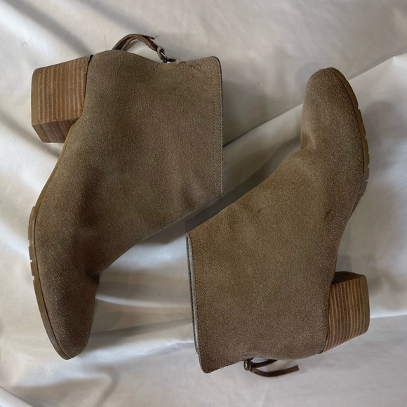 Kenneth Cole Reaction Beige/Tan suede Pilage ankle Booties heel Tassel Zip Sz 7 - Picture 12 of 13